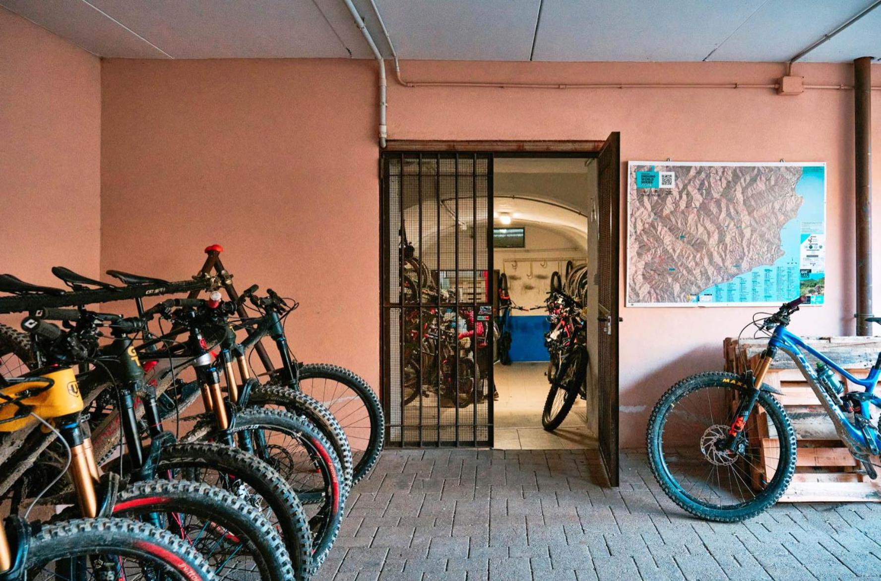 Hotel Bello By Ostello Bello Finale Ligure Eksteriør billede
