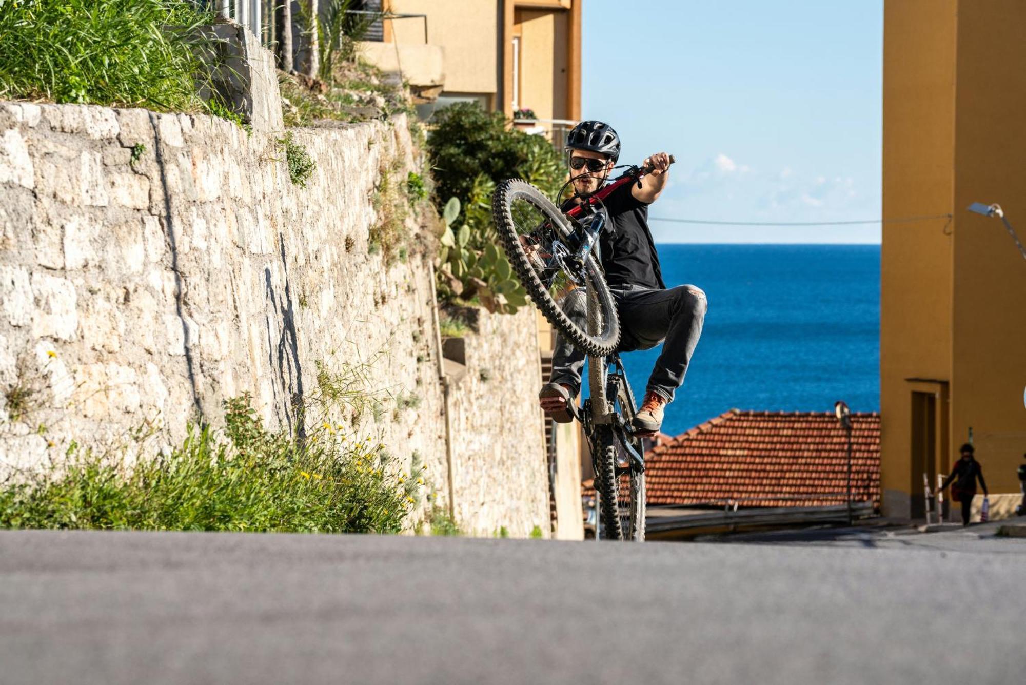 Hotel Bello By Ostello Bello Finale Ligure Eksteriør billede