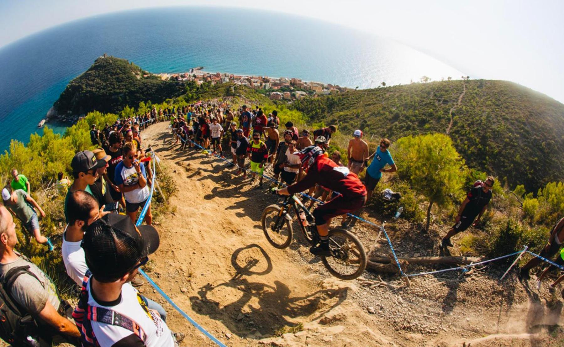 Hotel Bello By Ostello Bello Finale Ligure Eksteriør billede